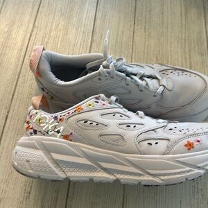 Free Peoplele- Hoka clifton flower embroidered tennis shoe